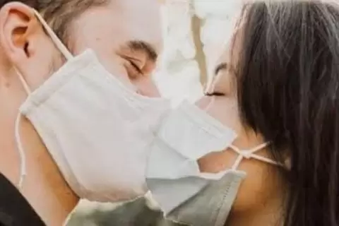 agiz-ve-nefes-kokusu-opusmek-ile-bulasir-mi