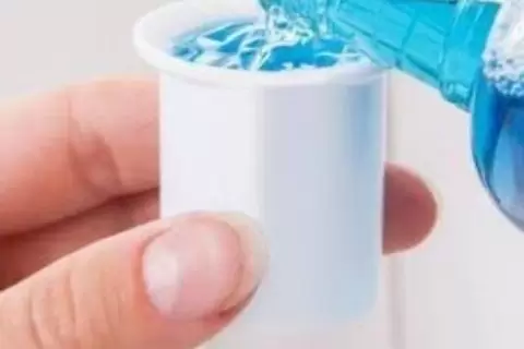 gargara-yapmak-agiz-ve-nefes-kokusunu-cozer-mi